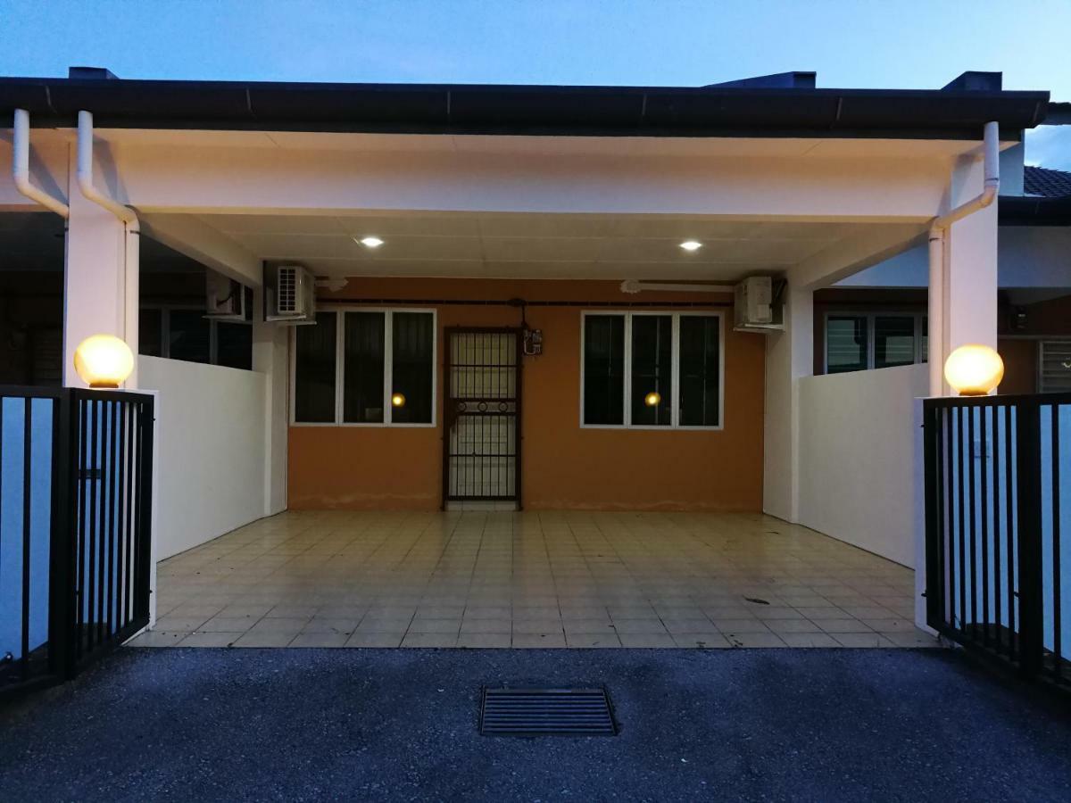 Holiday home Address No 915, Lorong Uni 13, Taman Uni Central, Samarahan Expressway