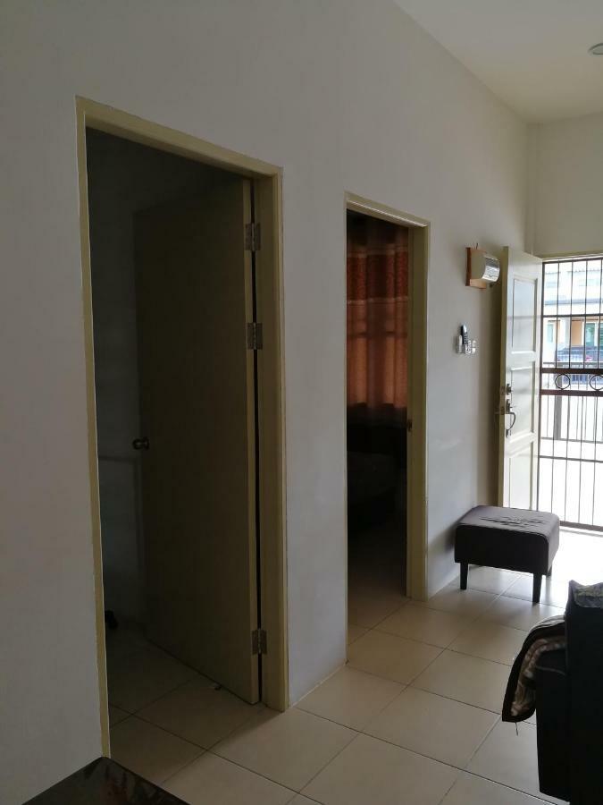Address No 915, Lorong Uni 13, Taman Uni Central, Samarahan Expressway Holiday home