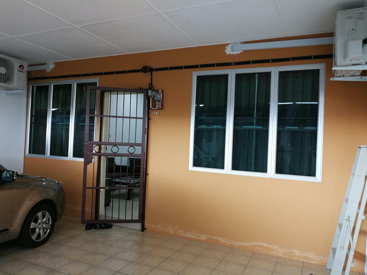 Address No 915, Lorong Uni 13, Taman Uni Central, Samarahan Expressway Holiday home