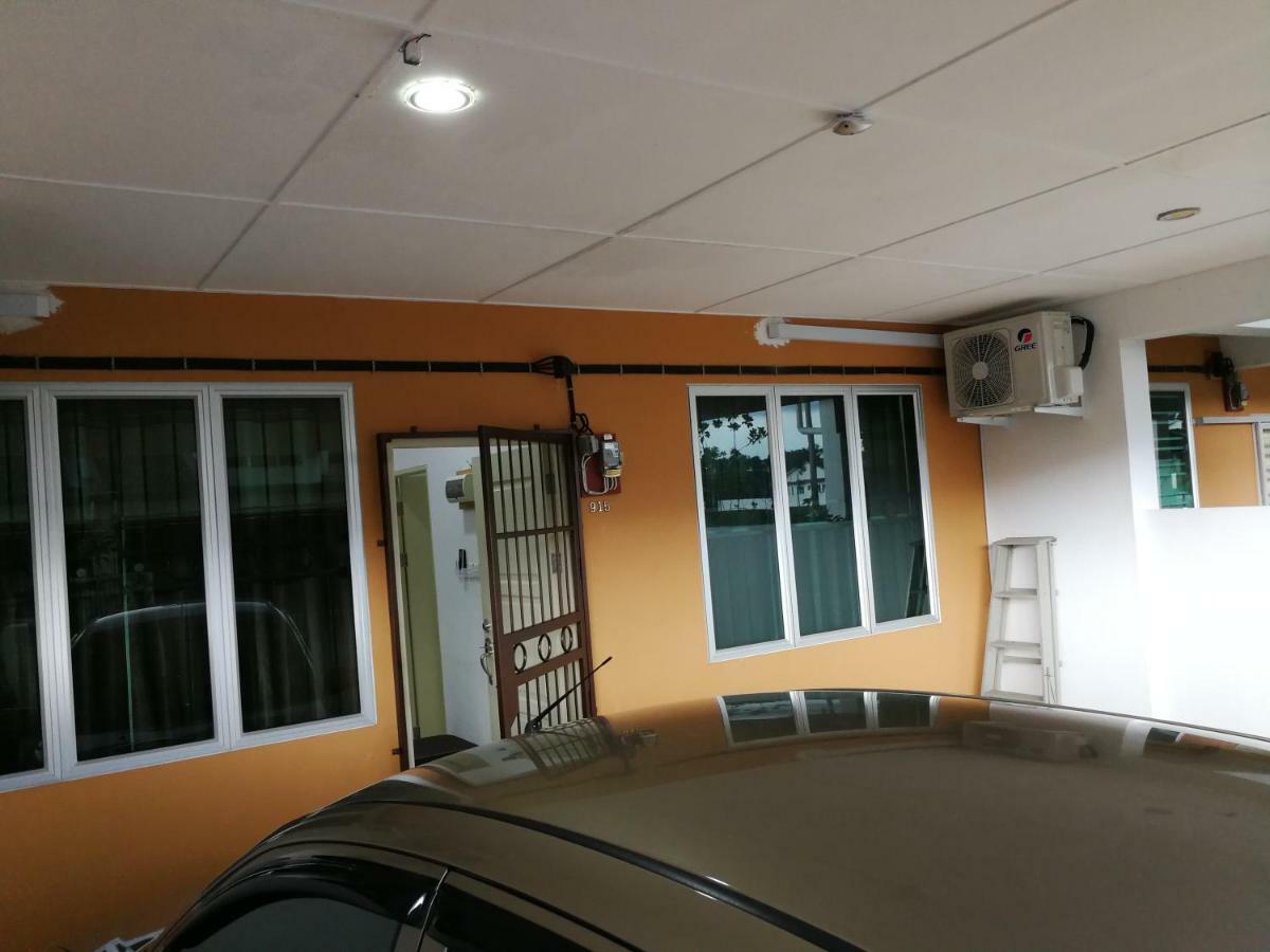 Address No 915, Lorong Uni 13, Taman Uni Central, Samarahan Expressway Holiday home