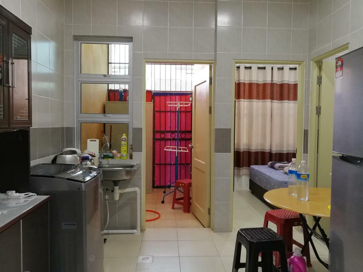 Address No 915, Lorong Uni 13, Taman Uni Central, Samarahan Expressway Holiday home