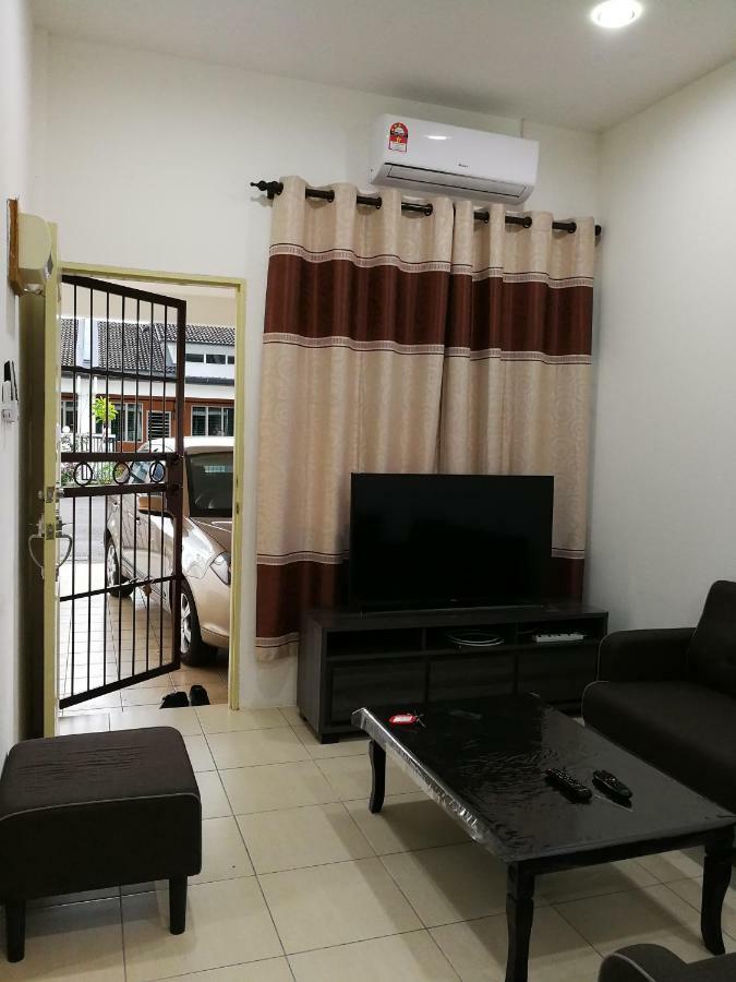 Holiday home Address No 915, Lorong Uni 13, Taman Uni Central, Samarahan Expressway *
