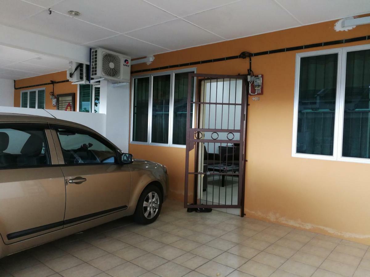Address No 915, Lorong Uni 13, Taman Uni Central, Samarahan Expressway Holiday home *